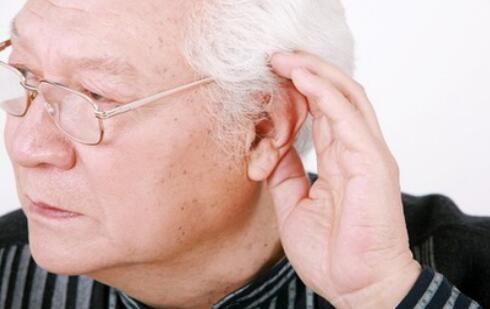 老人听力有家族史验配助听器